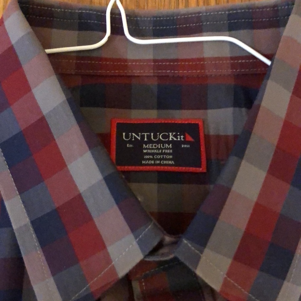 NWOT UNTUCK IT, MENS, MED. - Picture 2 of 5